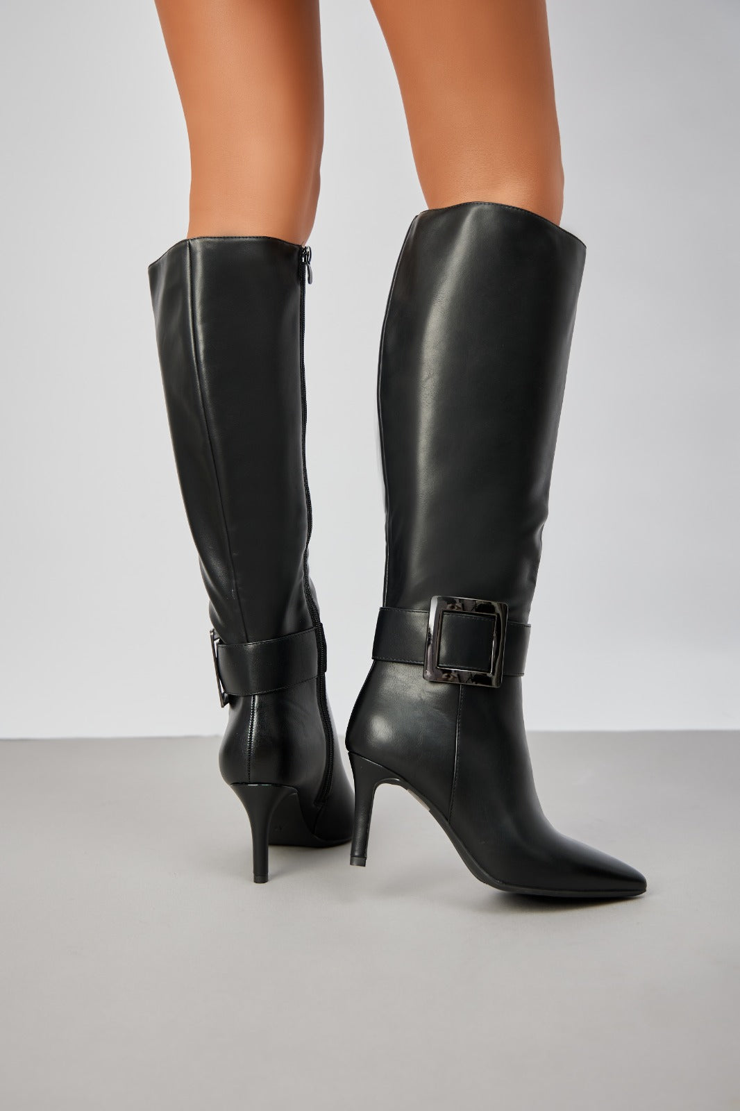 Bottes à bout pointu à talon aiguille avec grande boucle, Noir