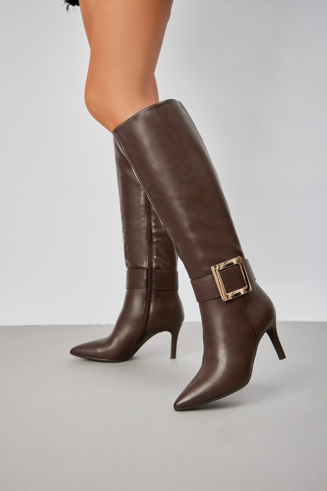 Bottes à bout pointu à talon aiguille avec grande boucle, Marron