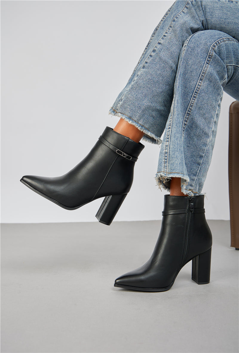 Bottines à talon à bout pointu avec boucle, Noir