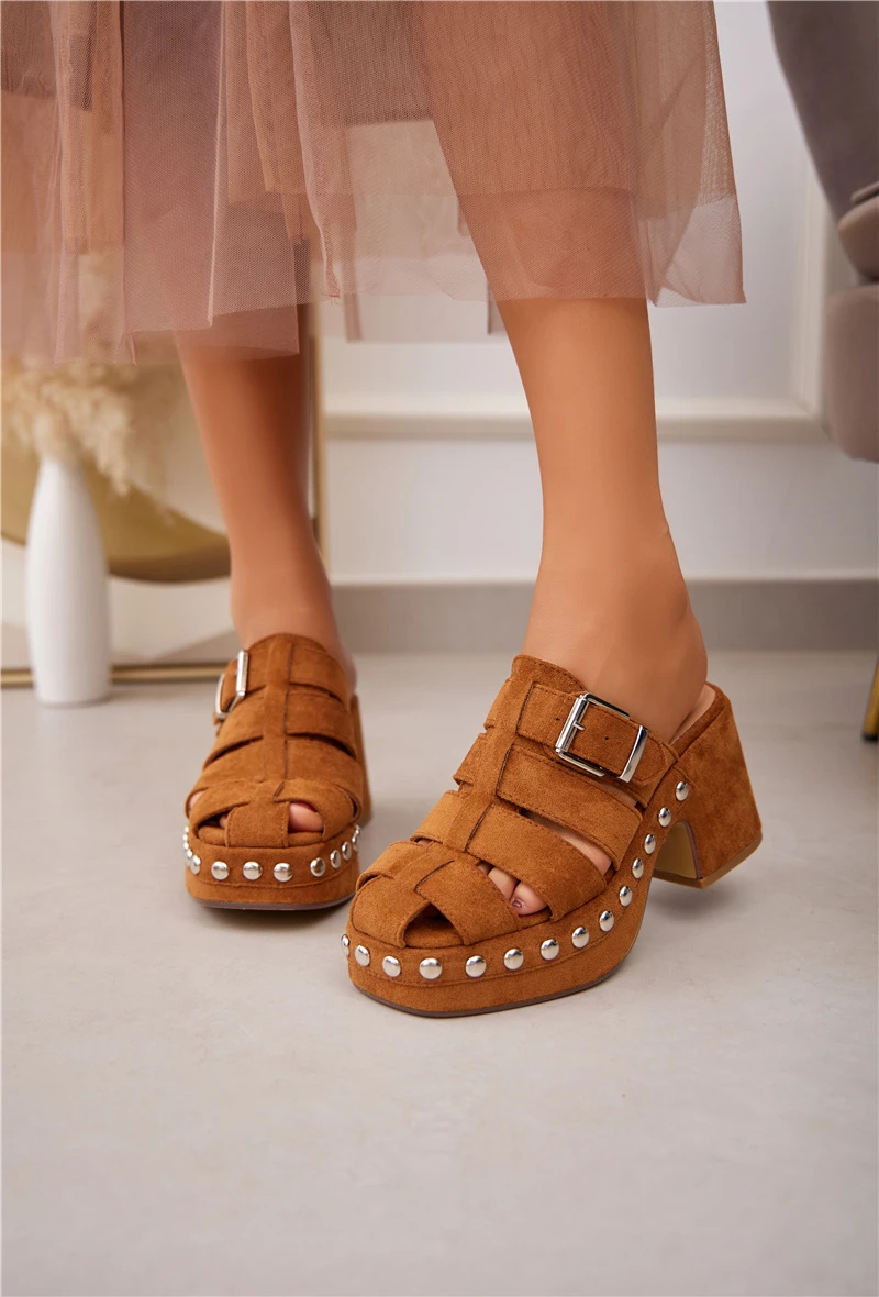 Mules Sabots spartiate à talon avec boucle et clous, Camel
