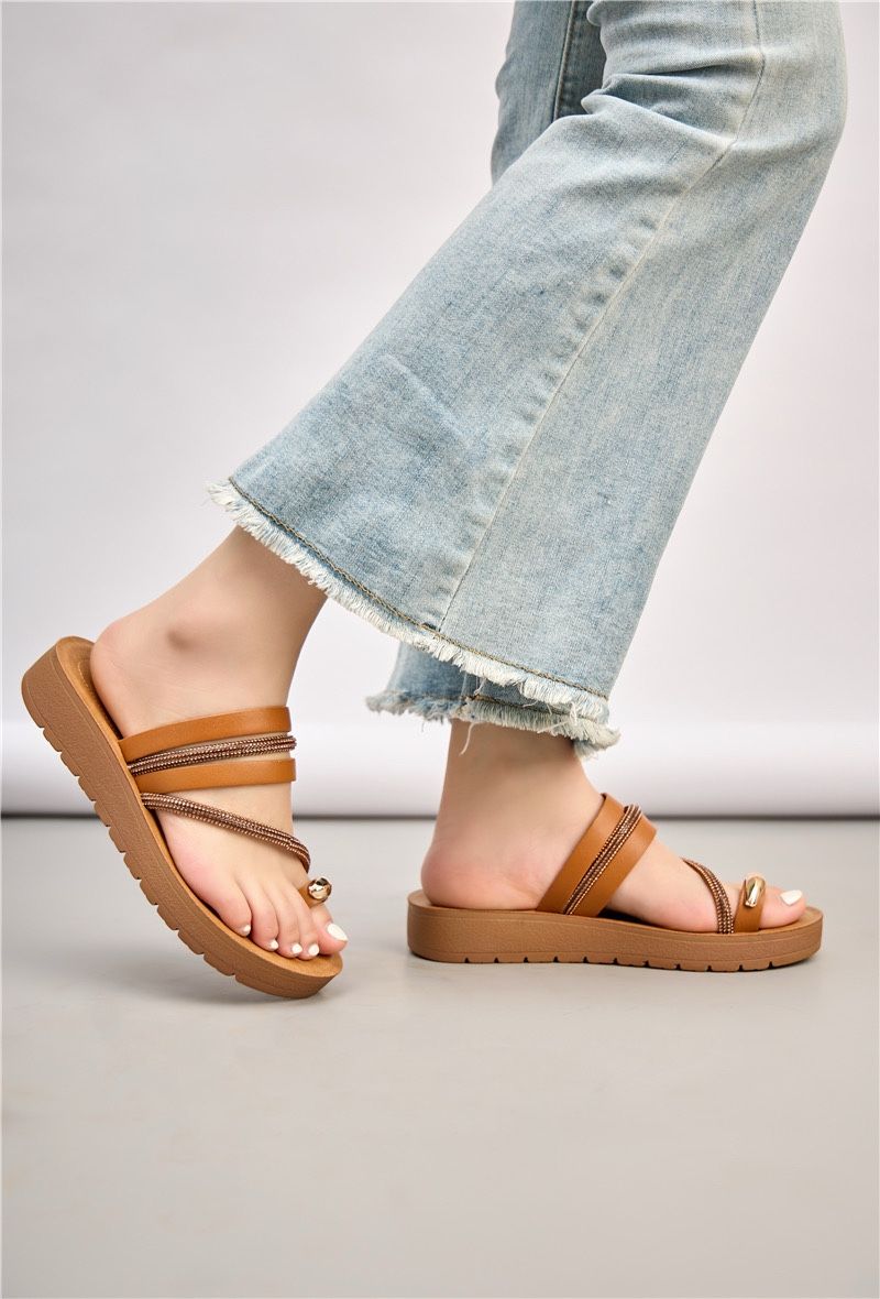 Sandale conforte avec strass à entre-doigt, Camel