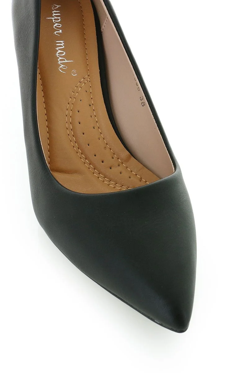 Escarpins noir à petits talons, avec bout pointu