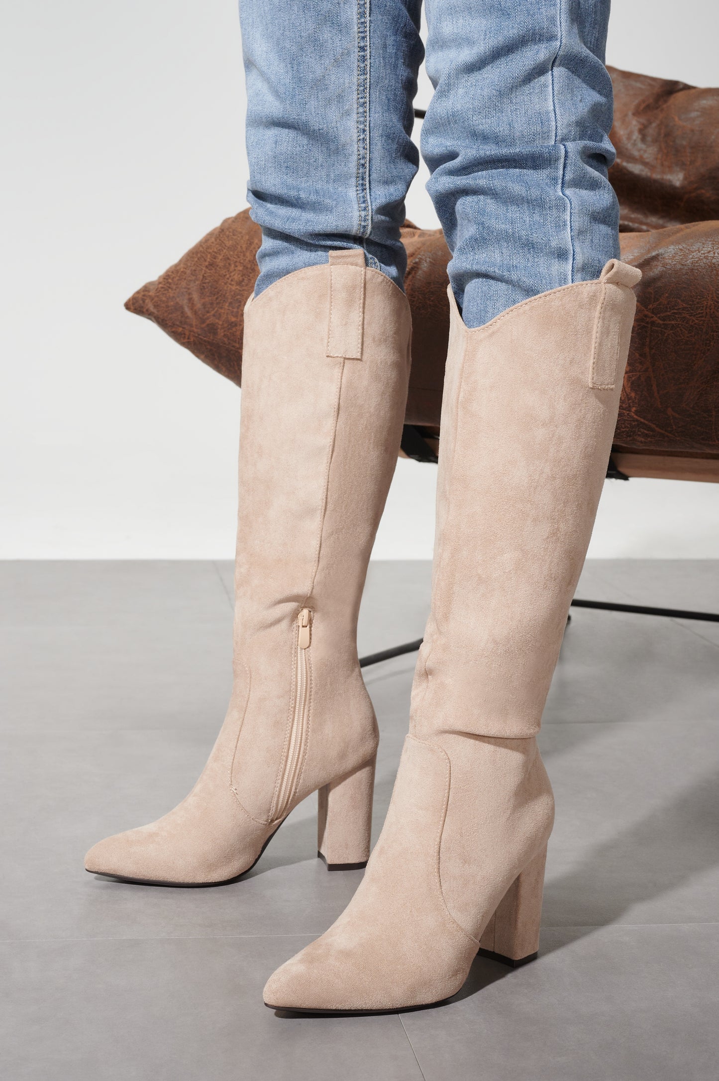 Bottes pointues beiges en suédine