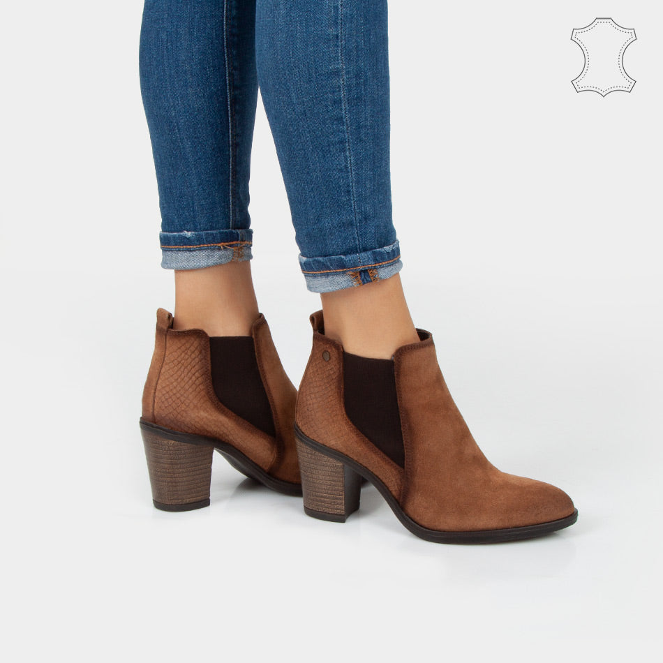 Chelsea boots à talons, en daim cognac