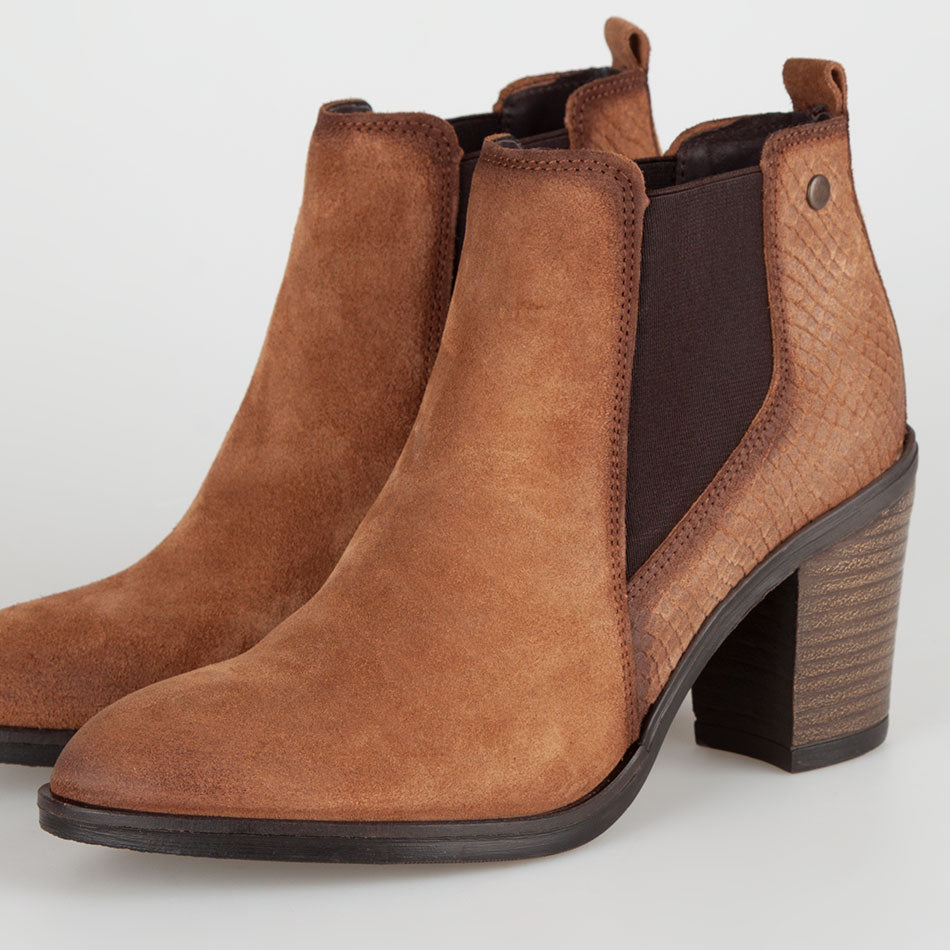 Chelsea boots à talons, en daim cognac