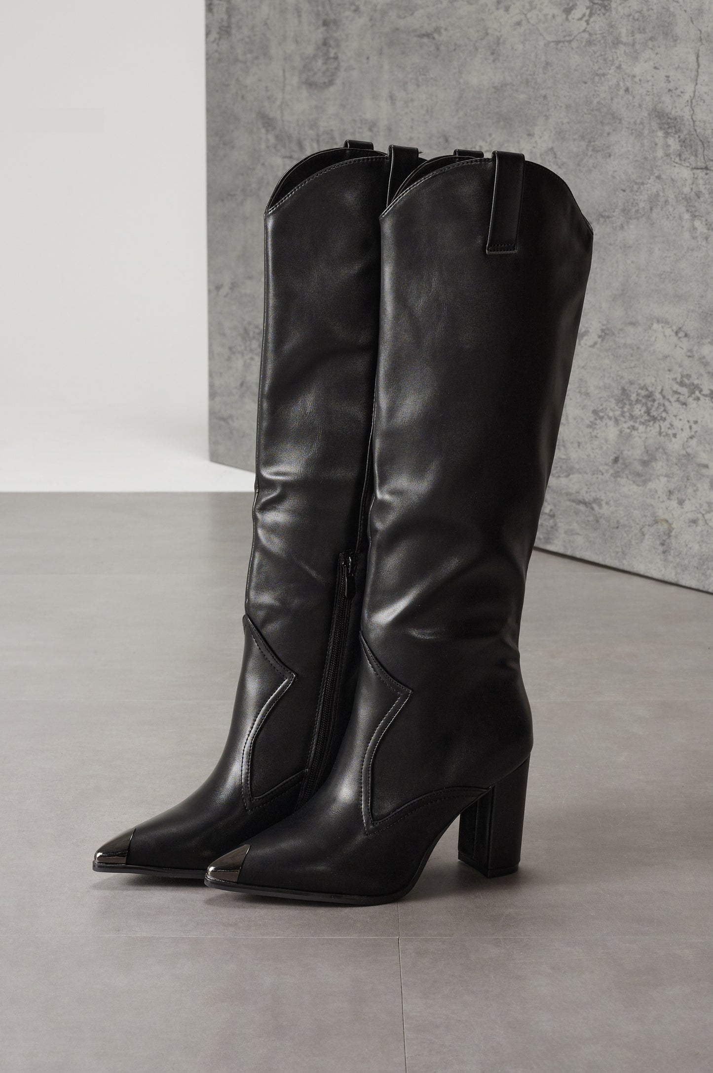 Bottes santiags noires à bout pointu métallique