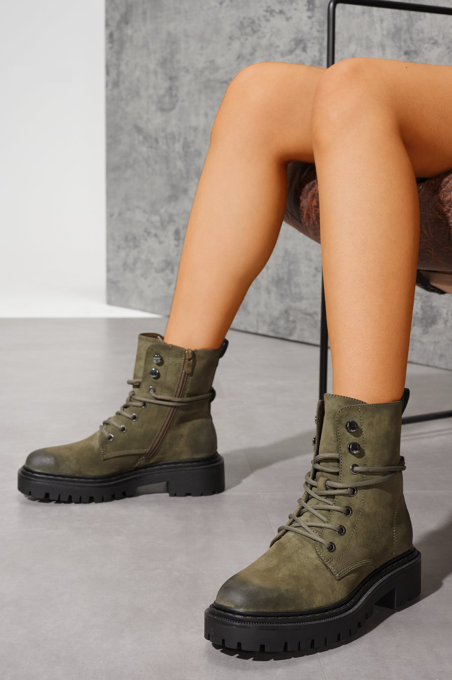 Bottines à lacet vert kaki , semelle crantée