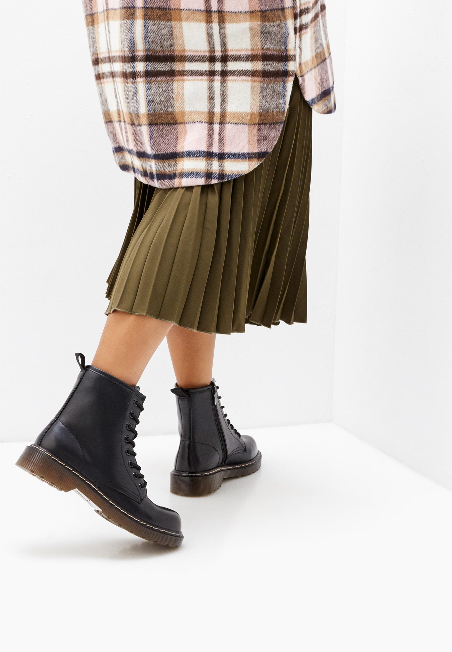 Bottines noires à lacets, talon plat
