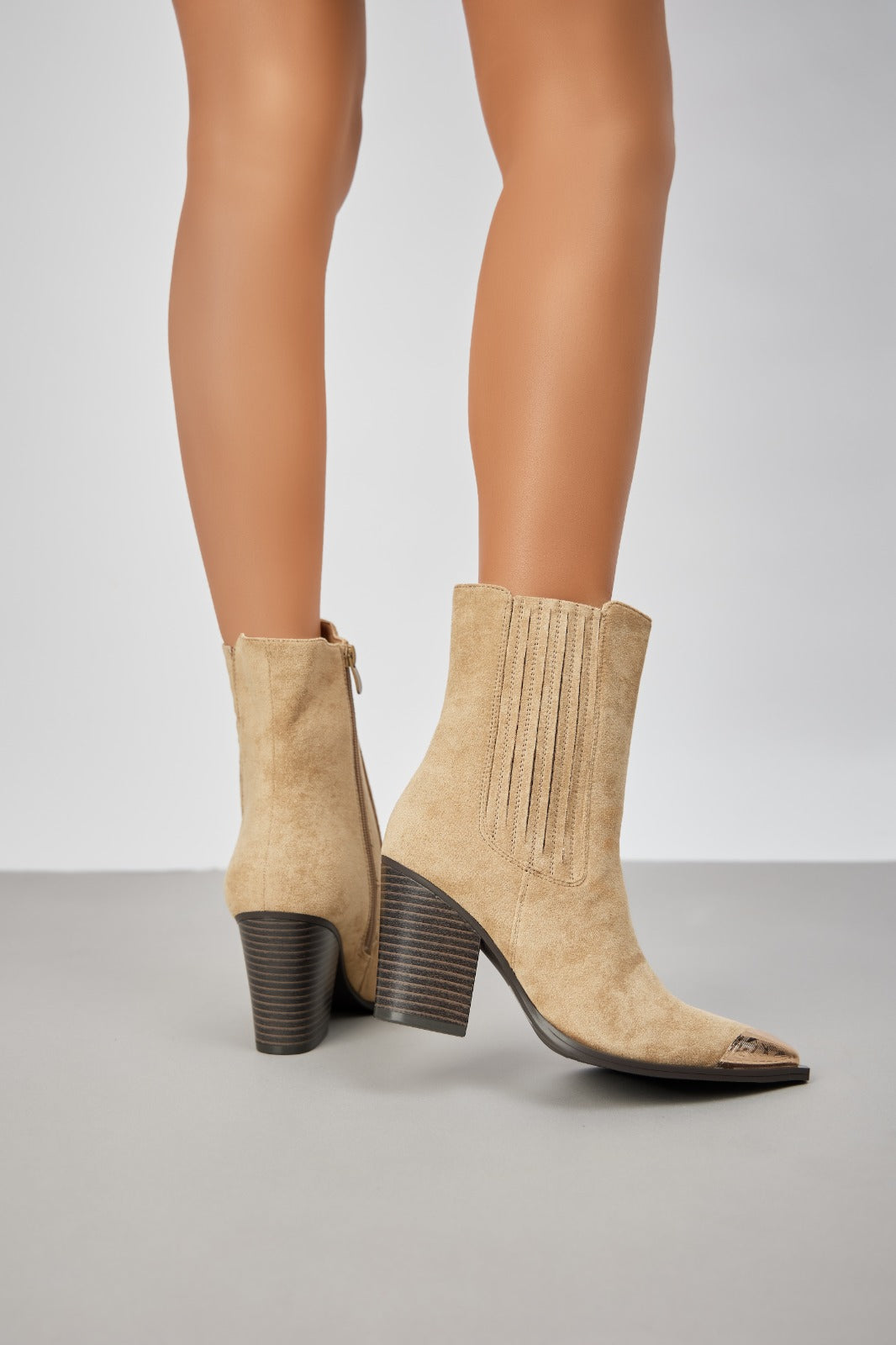 Bottines santiags à talon suédine à bout métallique, Taupe