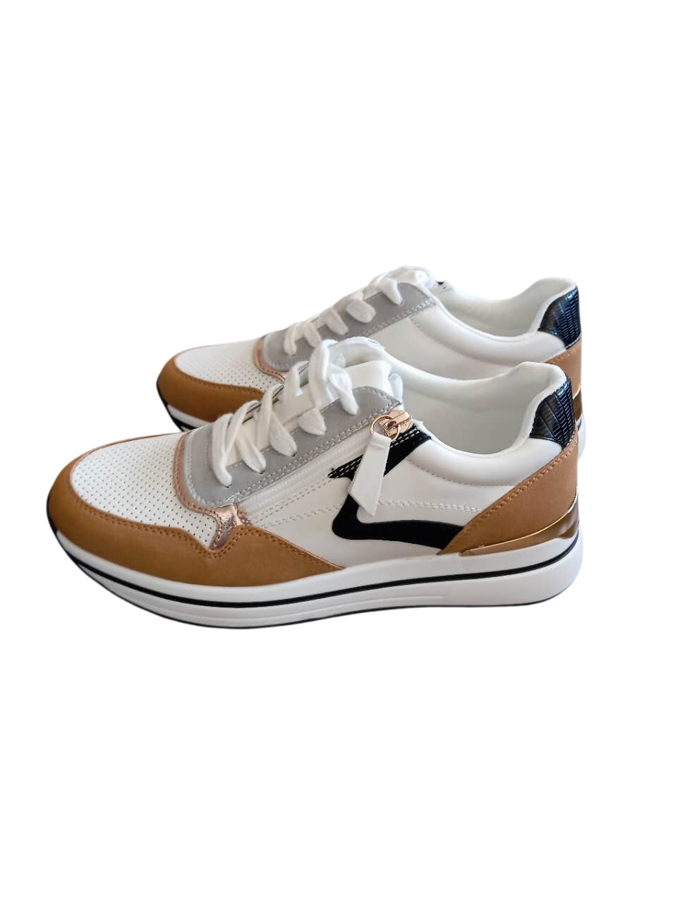 Basket femmes à lacet avec motif V côté extérieur, Camel – VERA