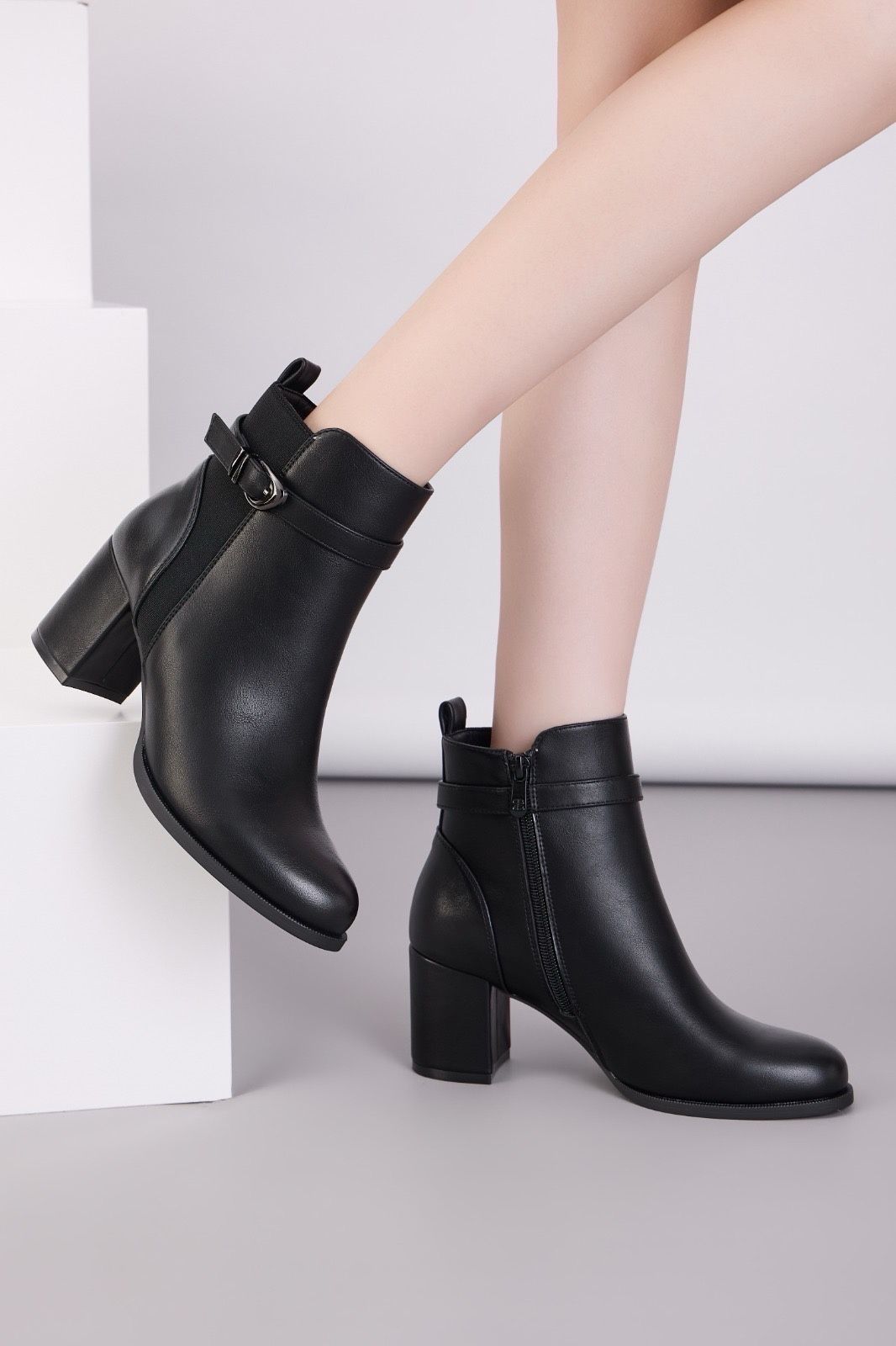 Bottines à talon large et bride à boucle - noir