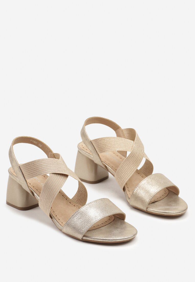 Sandales dorées à talons carrés avec brides croisées