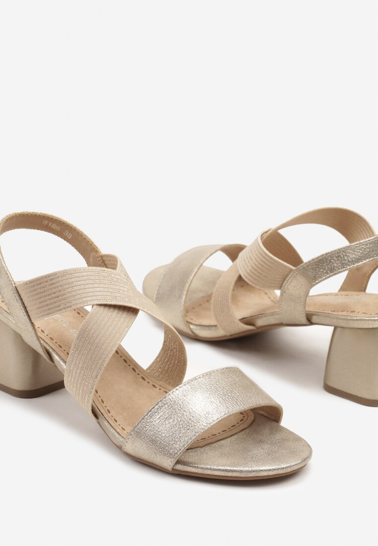 Sandales dorées à talons carrés avec brides croisées