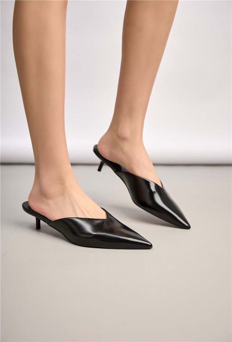 Mules en verni à bout pointu et petit talon, Noire