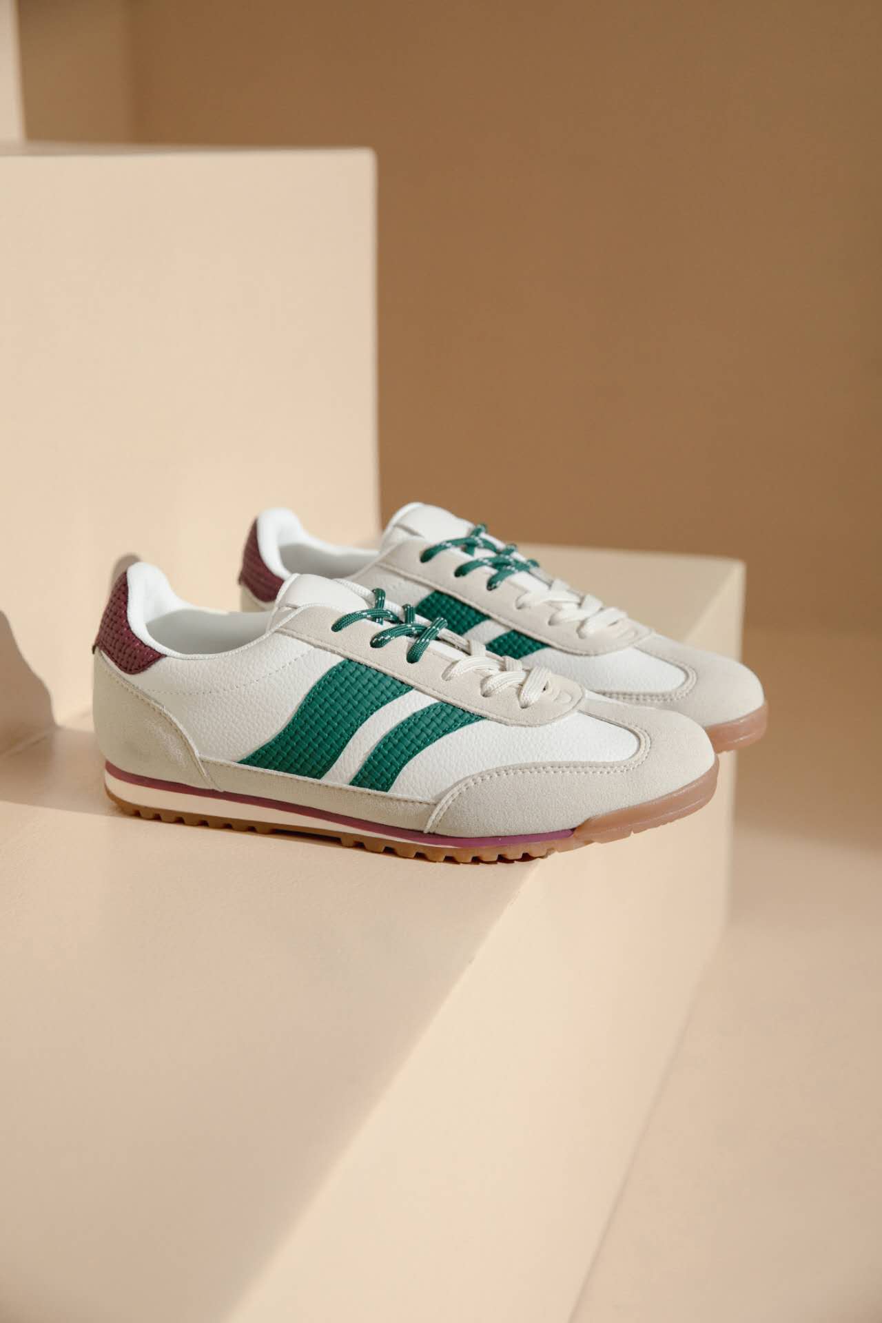 Basket Taupe avec bandes Vertes, semelle contrastée