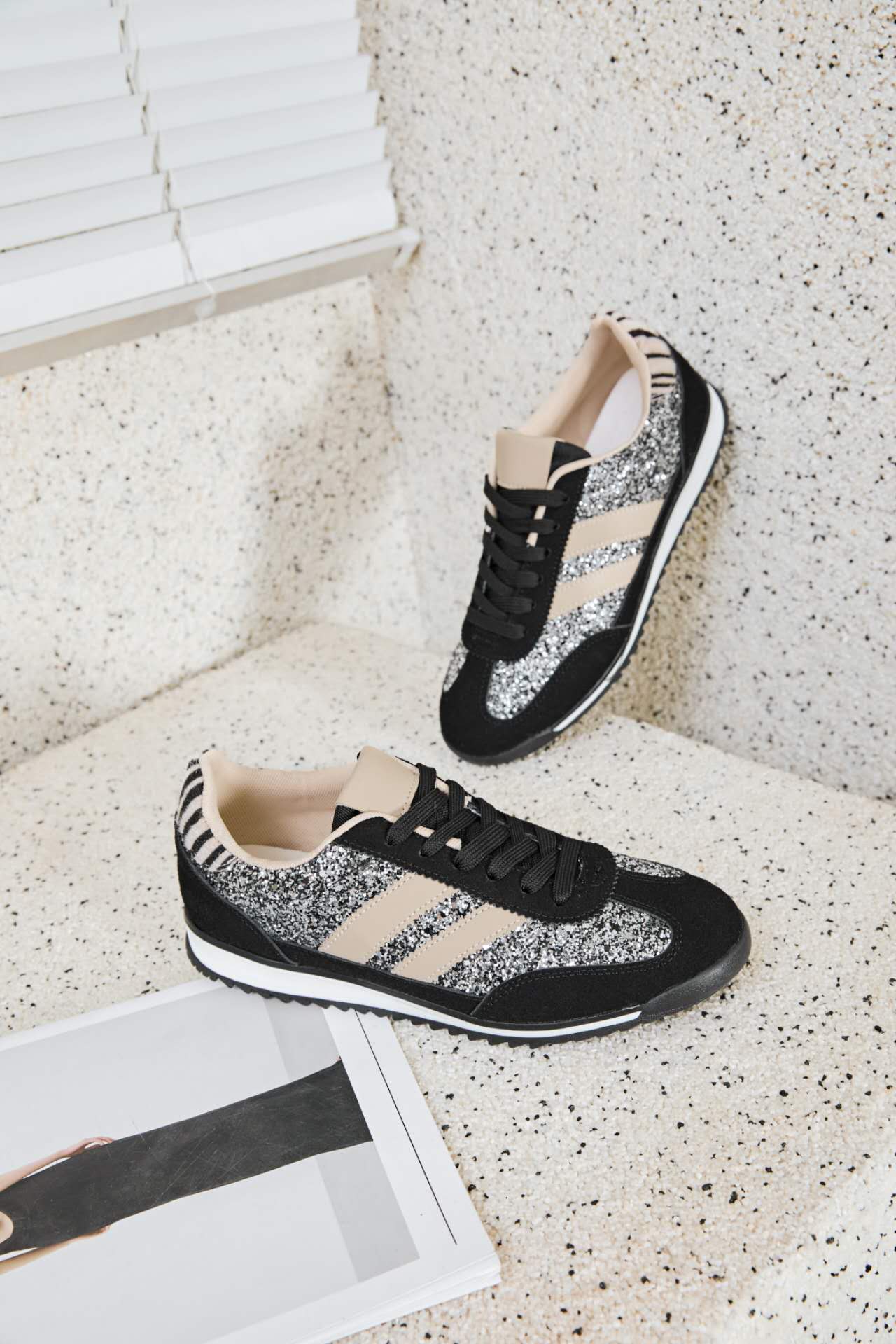 Basket noir avec doubles bandes, semelle contrastée