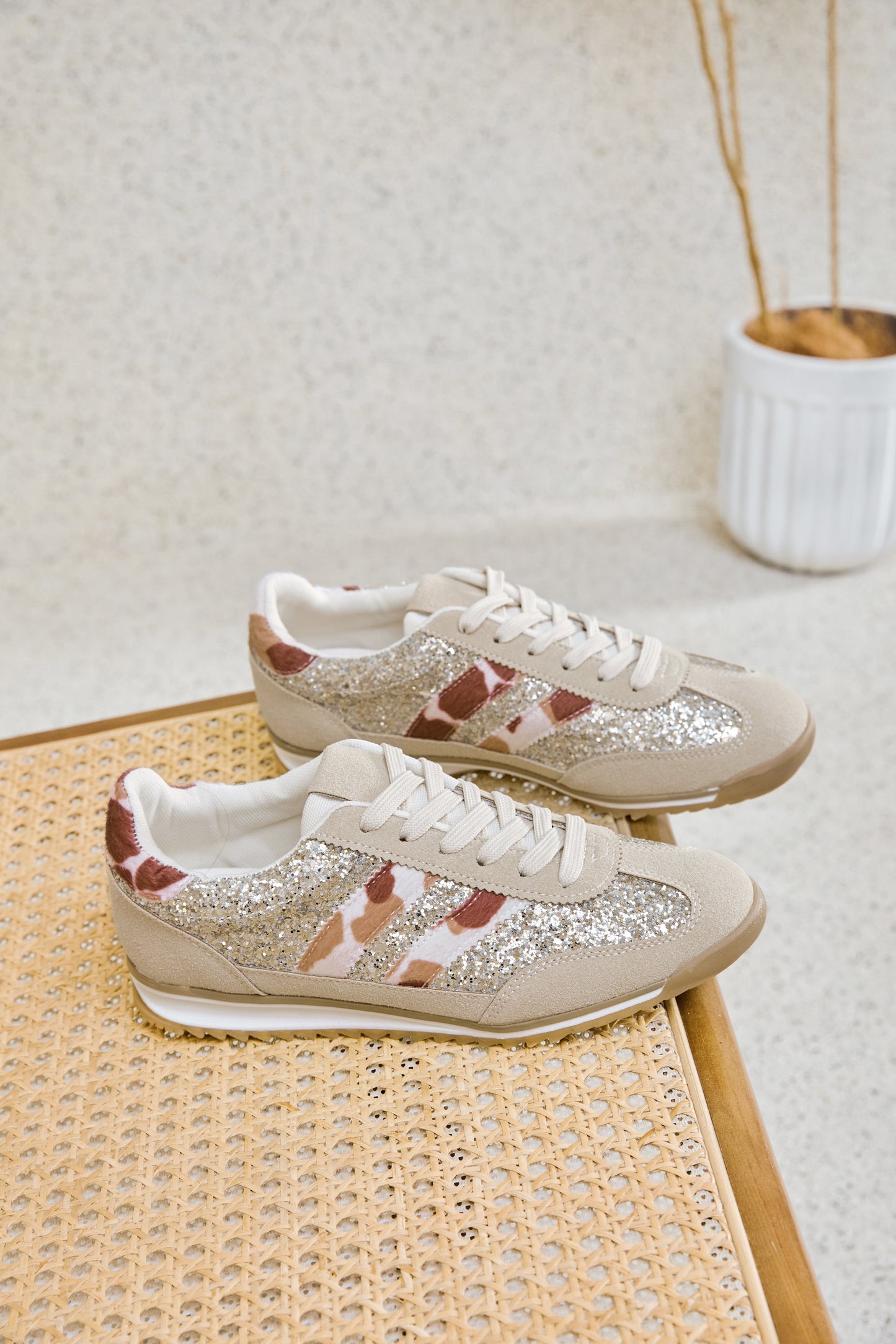 Basket Taupe avec bandes imprimés, semelle contrastée