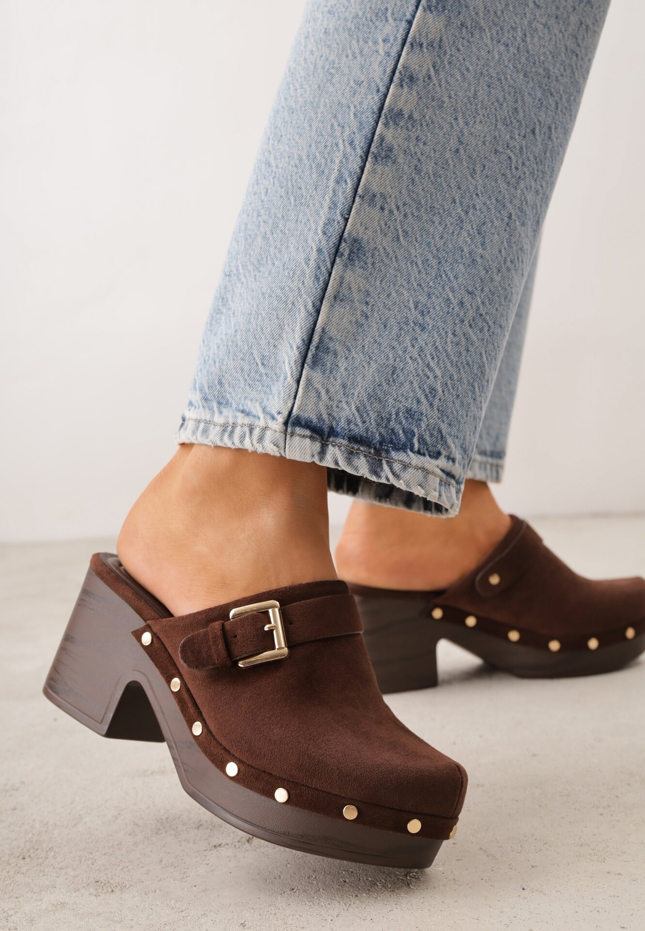Mule sabot à talon carré et boucle, Marron